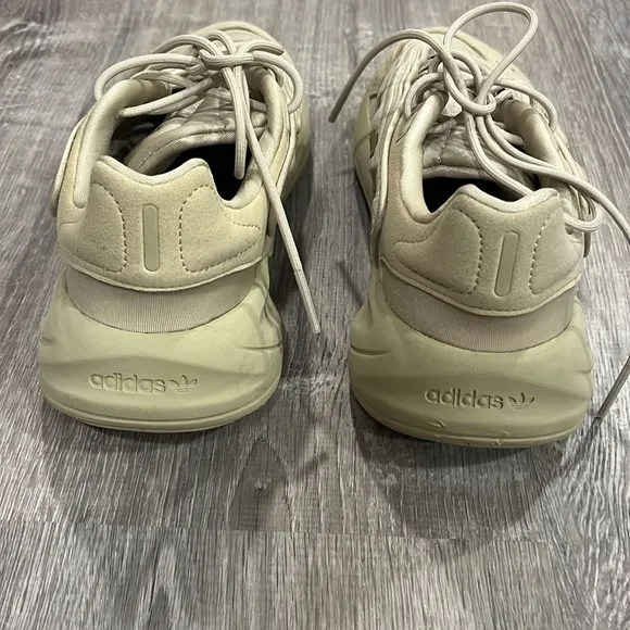 Adidas OZELIA shoes in Savannah Tan Men’s 6 Women’s 7.5
