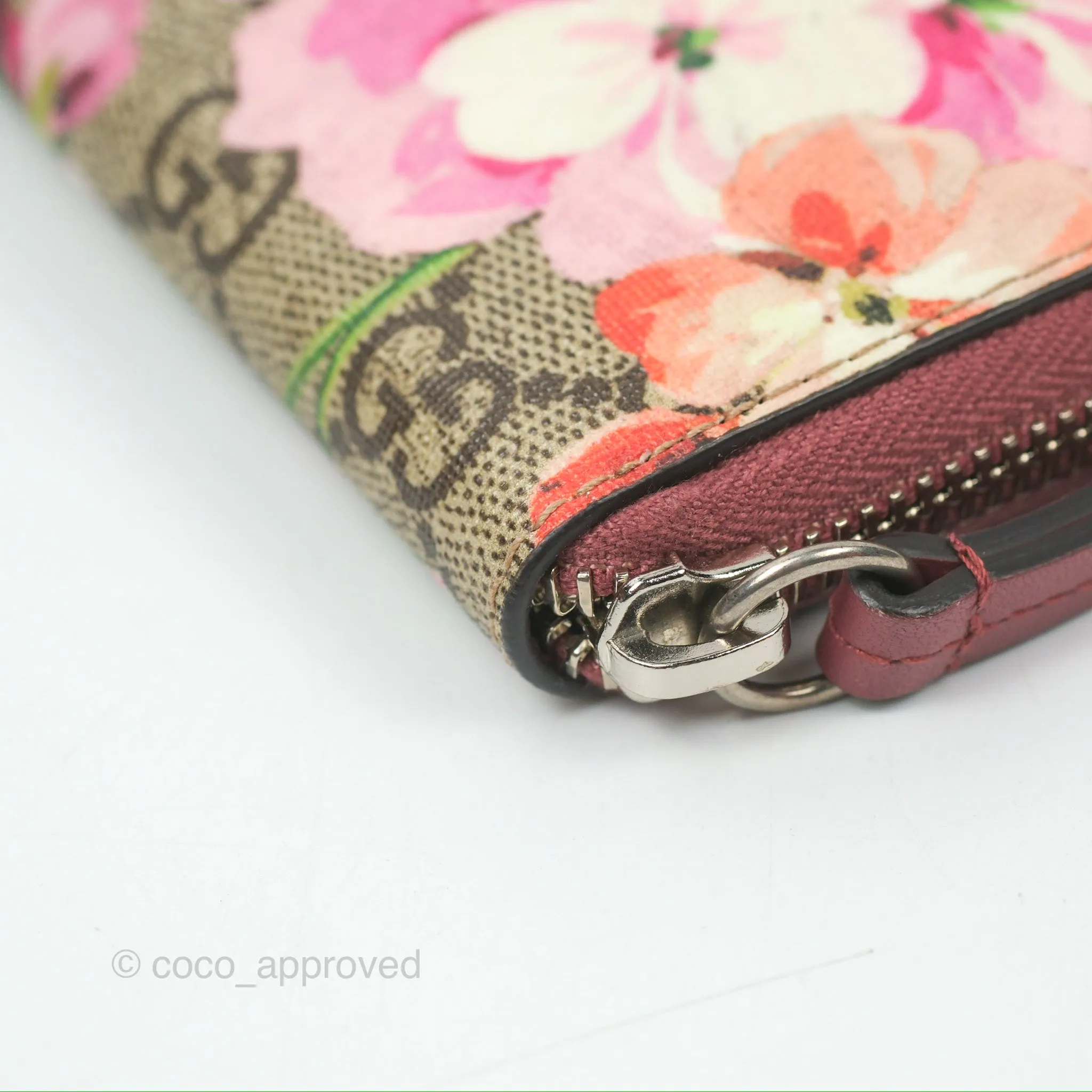 Gucci GG Supreme Blooms Zip Around Card Case Wallet