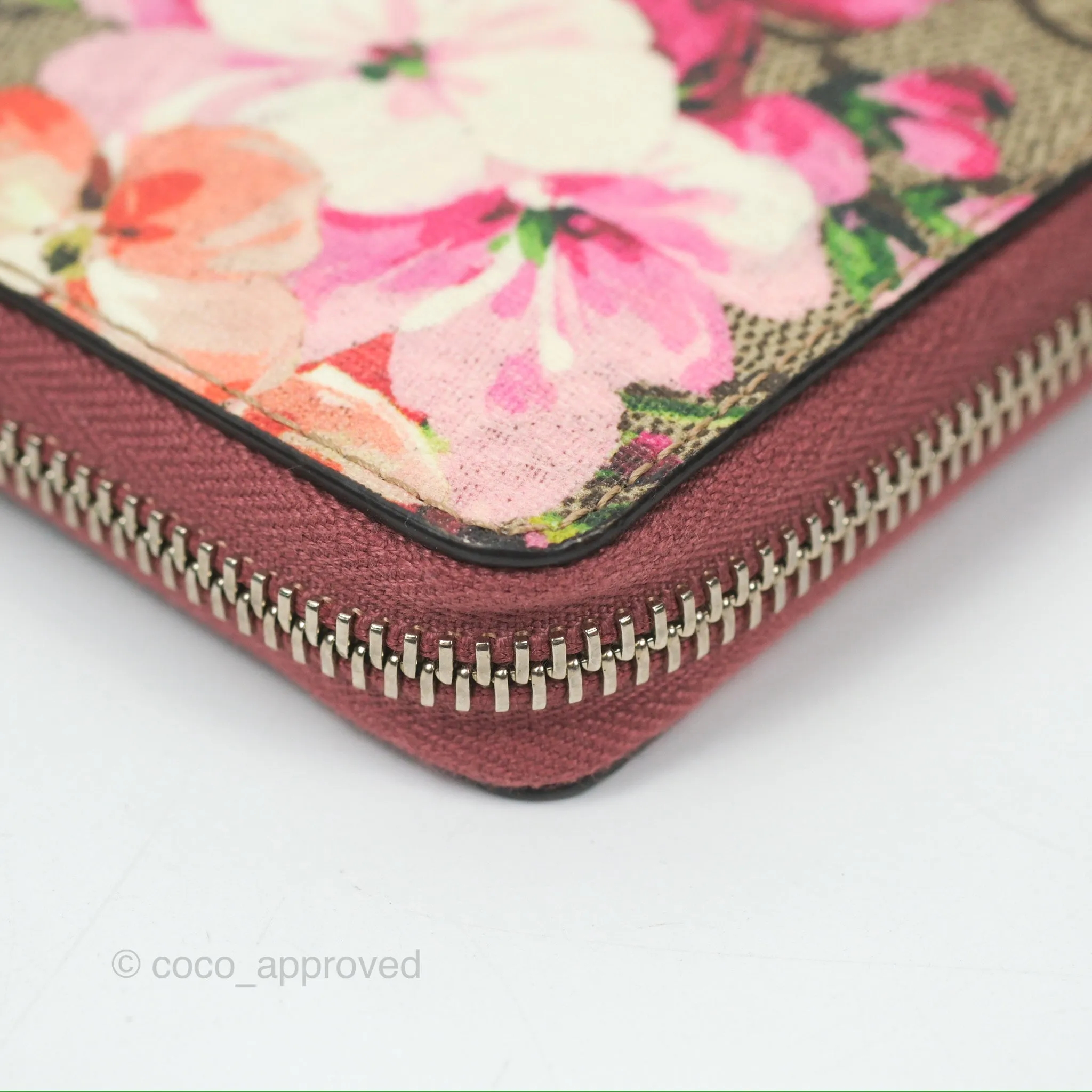 Gucci GG Supreme Blooms Zip Around Card Case Wallet