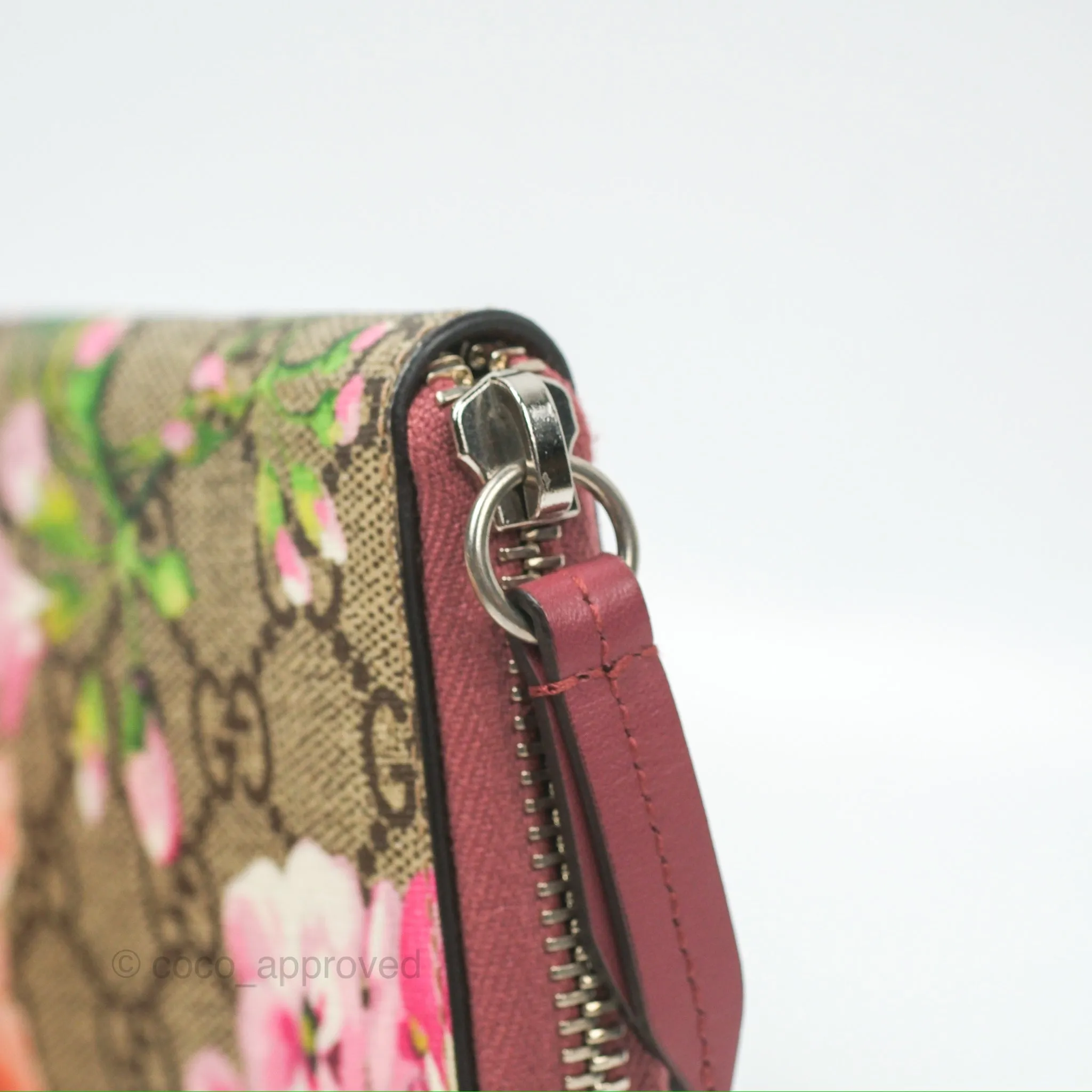Gucci GG Supreme Blooms Zip Around Card Case Wallet