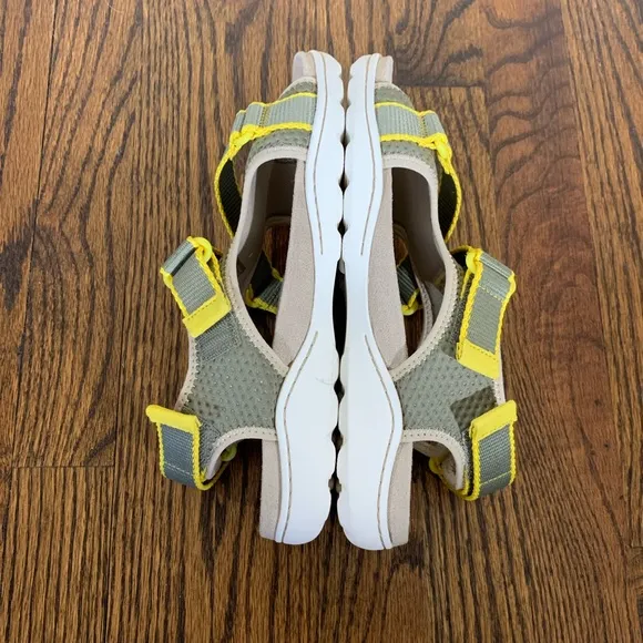 NEW Clarks Women's Amanda Stroll Flat Sandal Army Green Yellow Size 9M