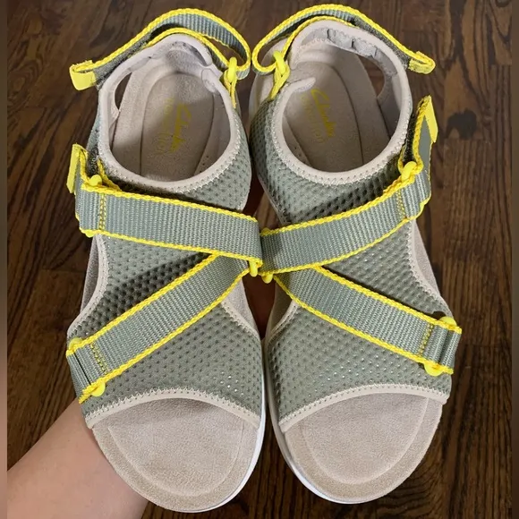 NEW Clarks Women's Amanda Stroll Flat Sandal Army Green Yellow Size 9M