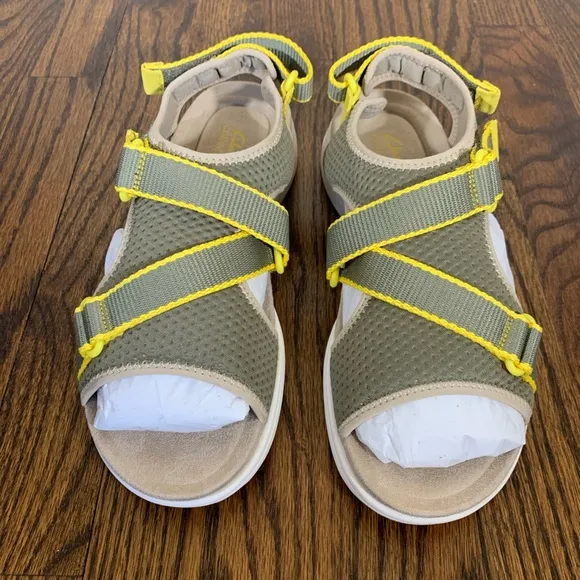 NEW Clarks Women's Amanda Stroll Flat Sandal Army Green Yellow Size 9M
