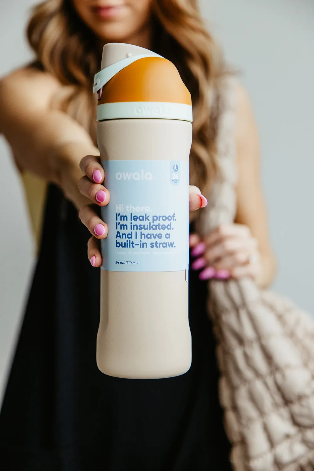 Owala FreeSip 24 oz Stainless Steel Water Bottle in Brown | C05772-WATERINTHEDESERT