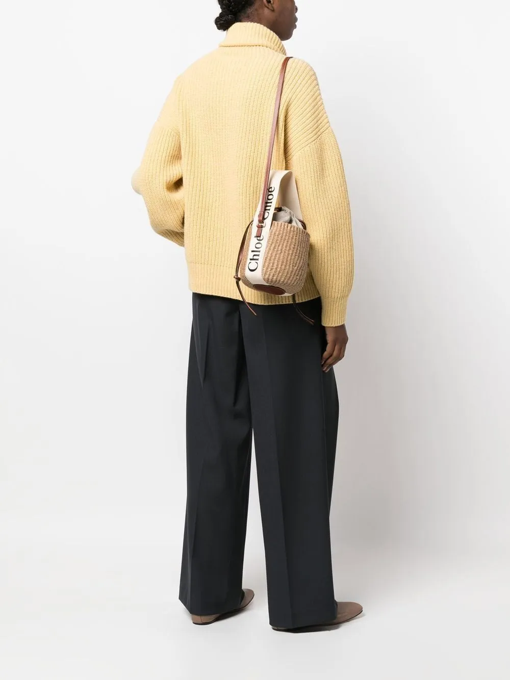 Woody straw small bucket bag